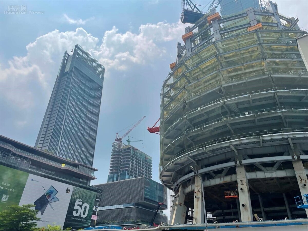 台北南山廣場(圖左)為信義區首座WiredScore白金、SmartScore 黃金級商辦。圖／好房網News記者李彥穎攝