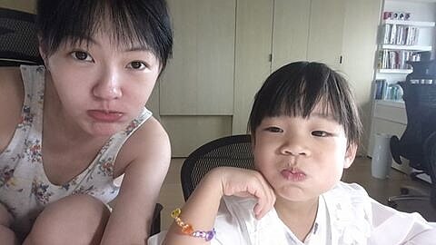 小s最愛家裡擺滿家人照片的這個小角落(小S 徐熙娣臉書粉絲頁)