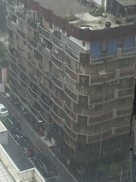 氣象局發布大雨特報(好房網news記者林美欣攝影)