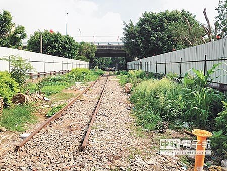 為解決龜山工業區淹水問題，市府沿著桃林鐵路進行雨水下水道路廊。（甘嘉雯攝） 