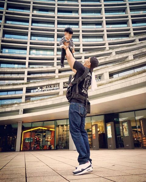 傳奇星位於台北文創大樓，因此經常能看到黑范夫妻帶著小孩在廣場散步。（翻攝自黑人 陳建州臉書）