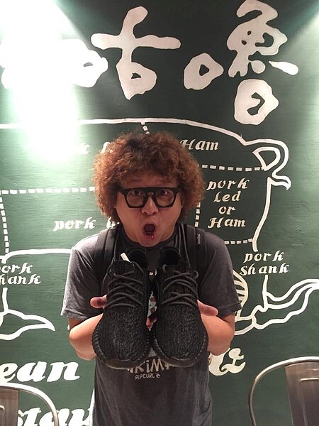 納豆去年9月投資燒肉店當老闆,造成排隊人龍。(翻攝自納豆臉書)