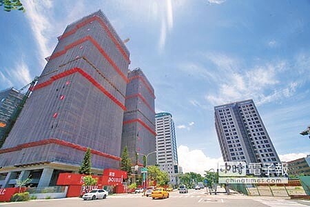 台南市明年房屋標準單價調漲幅度平均1.2倍，預估10多萬戶市民明年房屋稅將大幅上揚。（黃仲裕攝） 