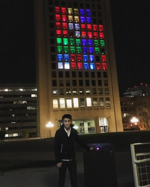 澳門賭王兒子何猷君入侵學校大樓燈光系統,大玩俄羅斯方塊。(圖/擷取自何猷君Instagram)