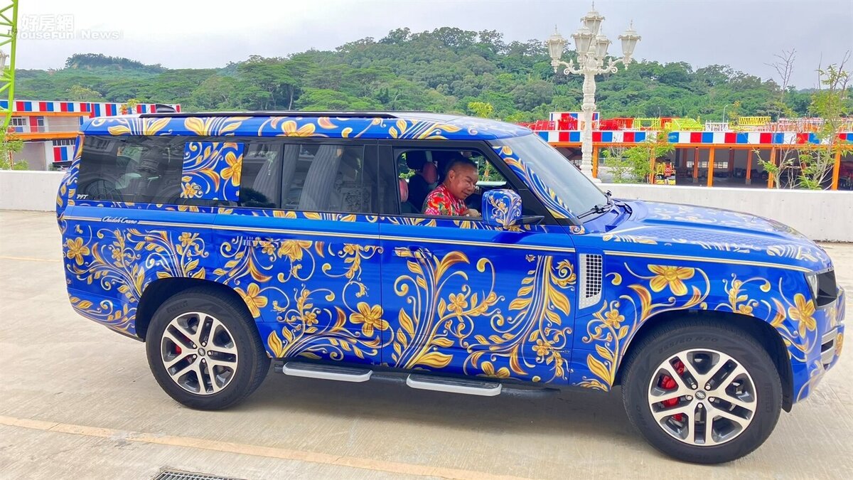 啟德機械起重工程董事長胡漢龑與其呼應巴洛克風格的包膜越野座駕。圖／好房網News記者王震濂 拍攝
