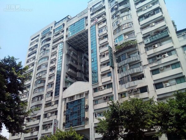 6.「台北新家大廈」白色的建築外觀，在基隆路上十分顯眼。

