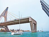 造價21億鵬灣跨海大橋　「開橋秀」開一半卡住