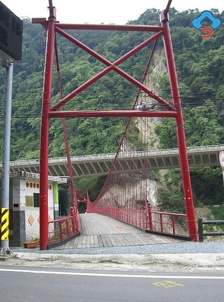 出磺坑吊橋消失引來熱烈討論,鄉長則是「揭密」表示,因吊橋年老失修,鄉公所爭取經費整修,將盡量保持原有風貌,兼具觀光及交通功能。(翻攝自客家數位典藏)