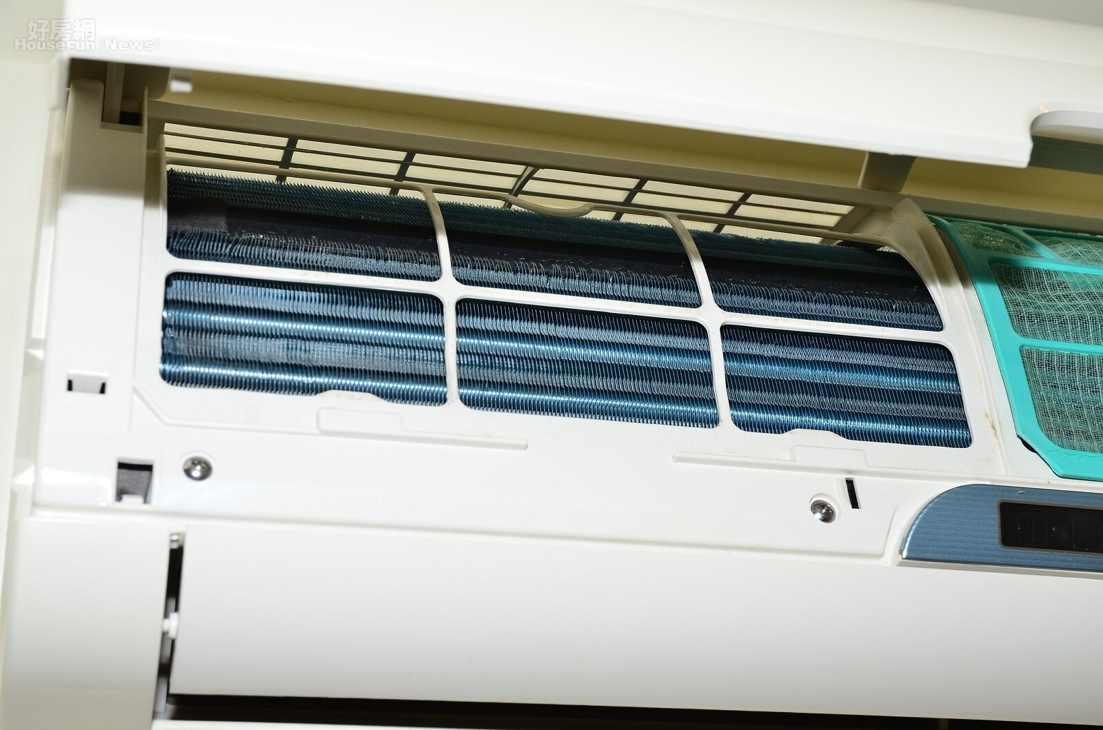 一般人只會清潔濾網而忽略散熱片，長期累積汙垢會降低散熱效果使冷氣效能下降。(好房網News記者鍾釗榛／攝影)