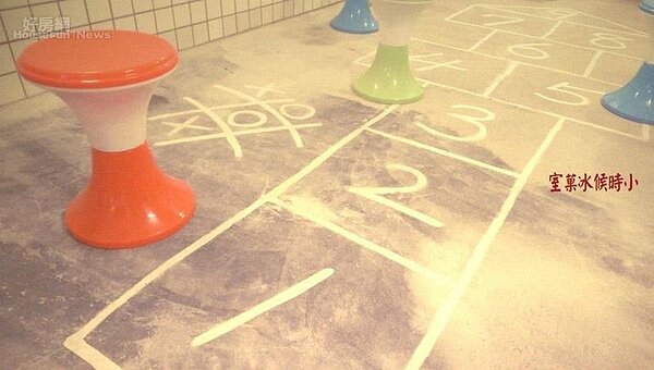 4.店裡的板凳是特地去舊貨店找來的。
