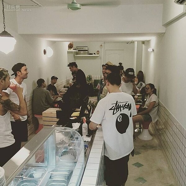 3.店內的地板是水泥地，搭配綠色磁磚，牆面則一半是白色油漆，一半是白色磁磚牆，是「小時候記憶中的冰菓室」。
