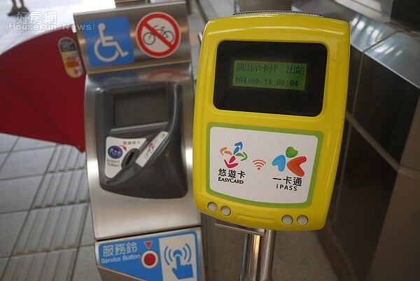 台北捷運可使用悠遊卡、一卡通,入站情境圖。(好房網News記者賈蓉/攝影)