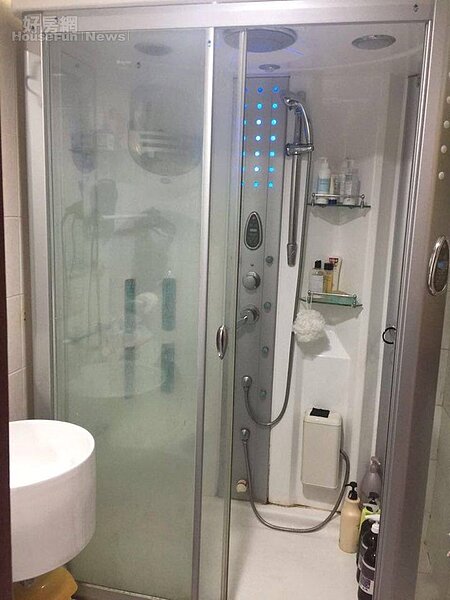 4.雖然是22年的老公寓，但是家中廁所最近新裝了高級的蒸氣室。

