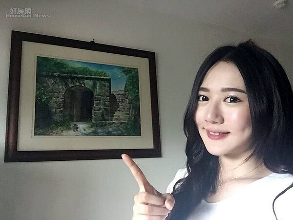 5.小精翎小時候很喜歡畫畫、也累積許多作品，媽媽還特地把幾幅水彩畫錶框掛在牆上佈置。
