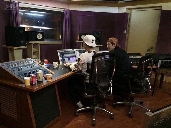 2.除了歌手身份，任俊陶也是名專業音樂製作人，去年也正式成立「Family 1st」製作公司。
