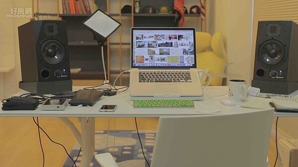 5.除了音樂工作室，還有個類似客廳的空間，佈置走淺色系風格，呈現出簡潔溫馨的氛圍。
