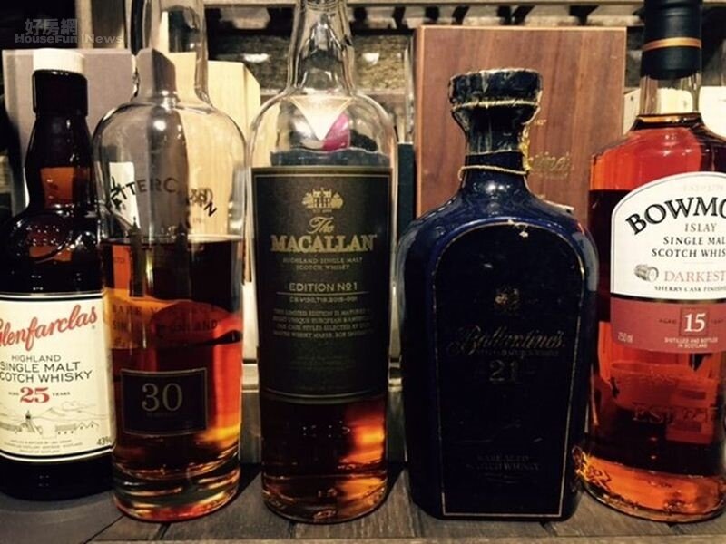 7.架上一整排酒其實都是任俊陶的阿公送的,有些陳年好酒甚至已有80年歷史。