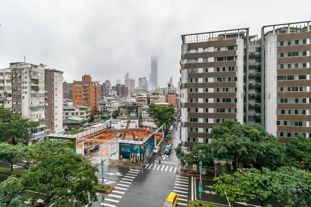 由於6月少一個周末，加上大豪雨干擾，永慶房屋6月房市買氣小幅回落。房市示意圖／永慶房屋提供