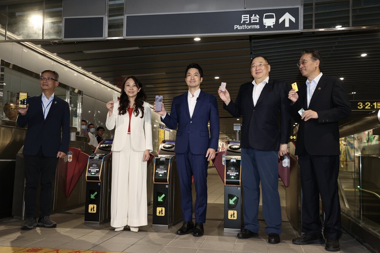 台北市長蔣萬安（中）今天出席由台北捷運及台新銀行共同主辦的「多元支付全面啟用」記者會。記者胡經周／攝影 