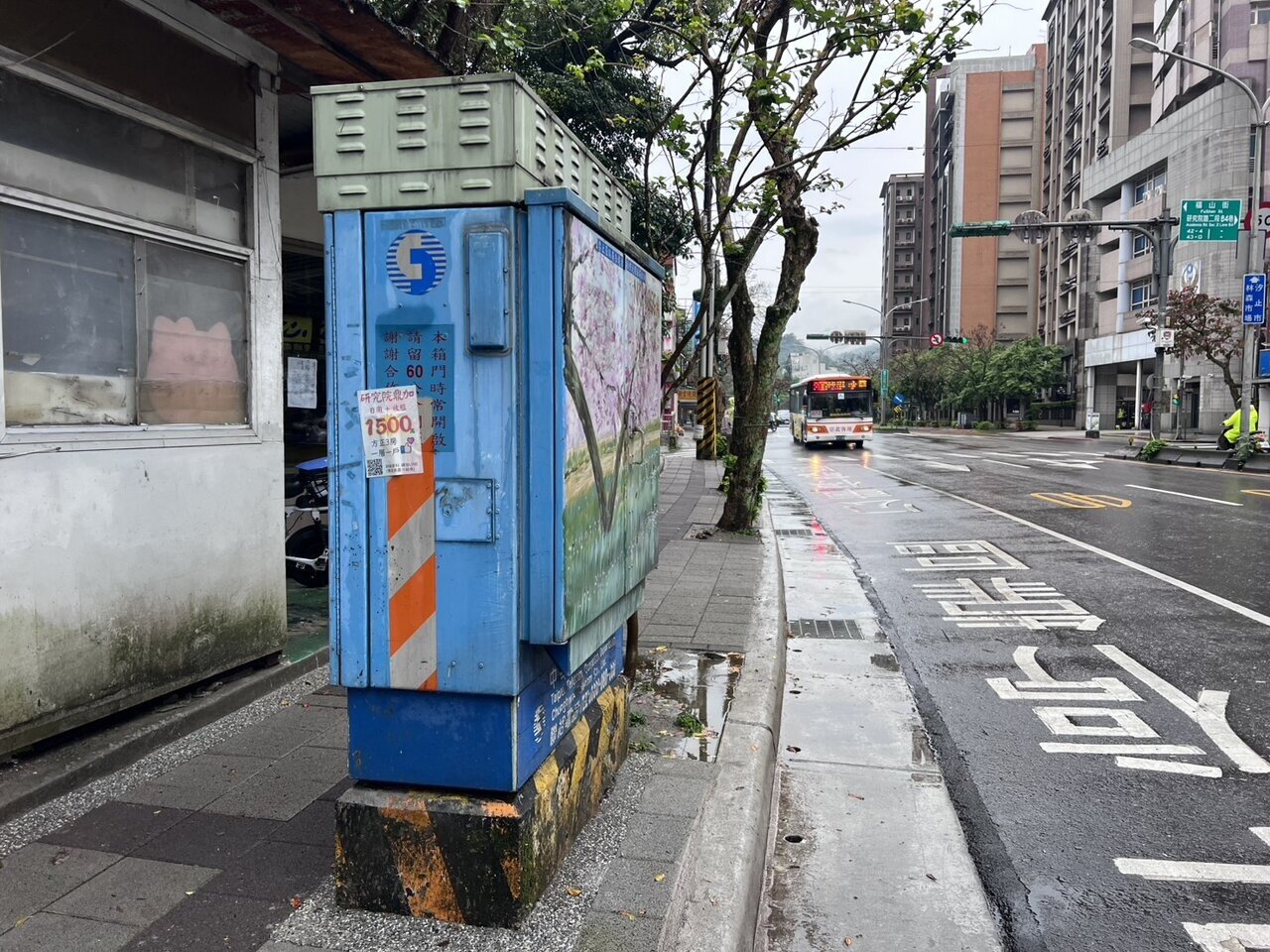 北市違規廣告物會出現在電桿、號誌桿、電箱等公有設施上。記者林佳彣／攝影 