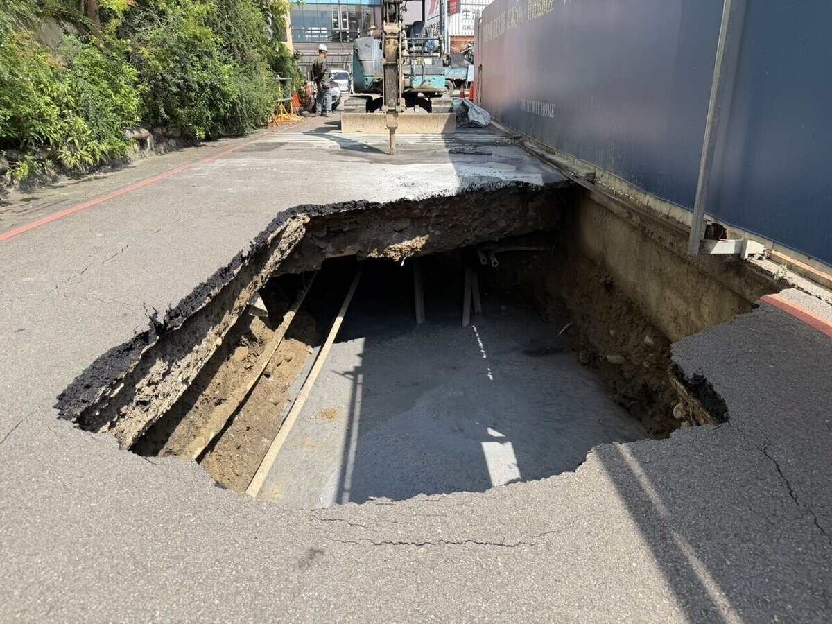台中市大里區「大隱德芳」新建大樓工地旁的中興路二段182巷出現道路掏空情形。圖／江和樹提供
