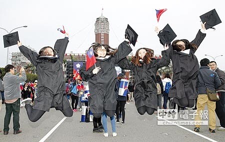 大學應屆畢業生即將進入職場，在現今高度競爭時代，職場新鮮人要趕緊練功，才不會被秒殺。圖／本報資料照片 