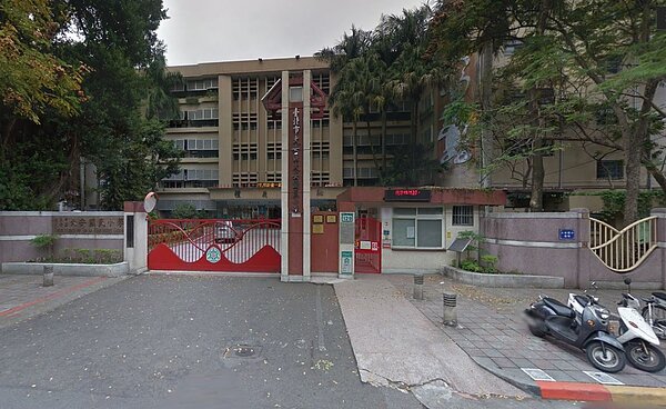 和平國小籃球運動館為2017台北世大運場館之一，但地下停車場卻僅195個車位。（翻攝自Google Map）