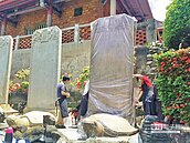 酷！赤崁樓贔屭碑穿防護衣　抗老回春