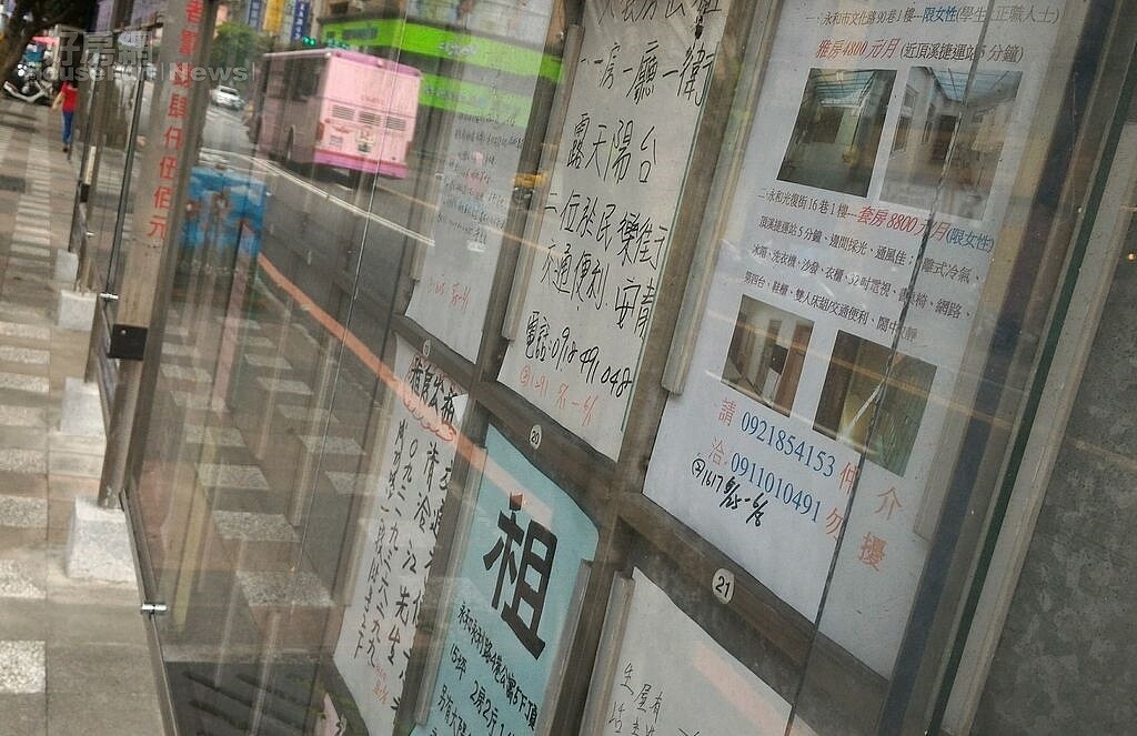 租屋看板、租屋廣告、租屋布告欄。（好房網News記者陳韋帆／攝影）