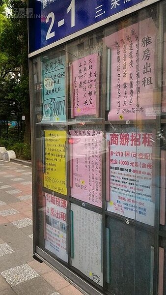 租屋看板、租屋廣告、租屋布告欄。(好房網News記者陳韋帆/攝影)