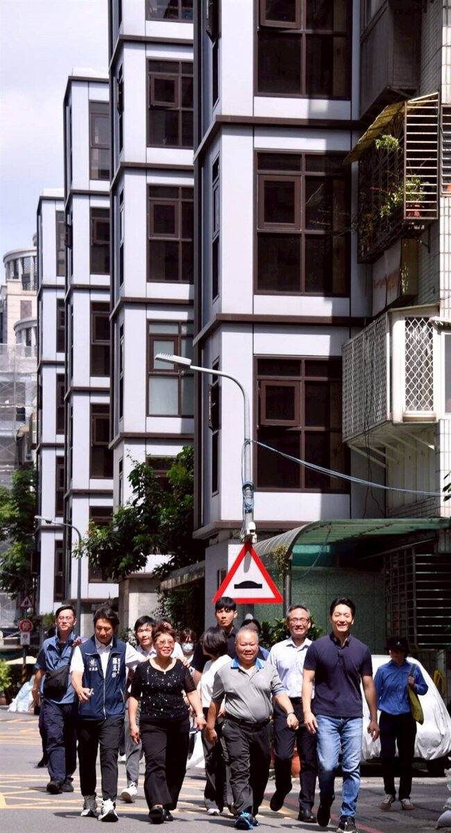 臺北市長蔣萬安今（1）日前往信義區富台社區，實地視察老舊公寓增設電梯成果，並與居民親切互動。圖／台北市政府提供