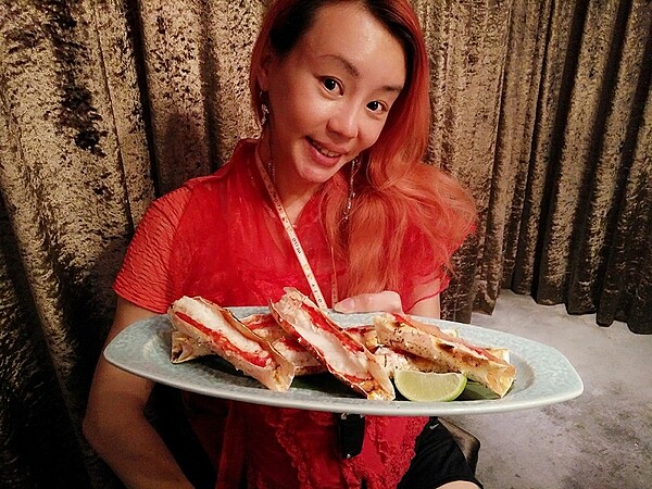 法拉利姐張婷婷日前闖蕩歌壇,引起不小話題,不過位於三重的老家卻被前屋主拿去抵押,讓法拉利姐只能睡公園。(翻攝自法拉利姐張婷婷粉絲團)