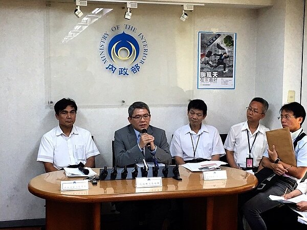 內政部次長花敬群上午在例行記者會上倡談內政部政務,其中有關社會住宅的興建仍信心滿滿,並請社會不要對社會住宅有誤解,視為「鄰避設施」。 李順德/攝影