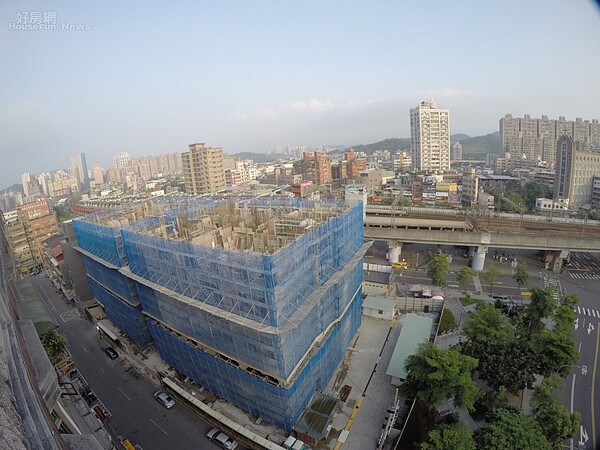 為免窄巷高樓引發救災困難，原訂7月1日上路的新北市新版都市計畫容積移轉積分審核制，議員要求暫緩實施。(新北都更提供)