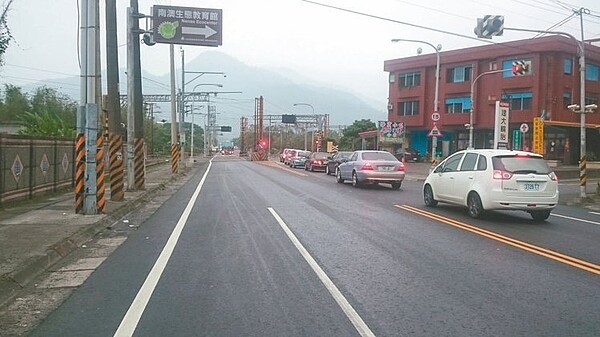 台線南澳平交道因火車班次密集,常造成公路車流嚴重回堵。 (圖/公路總局提供)