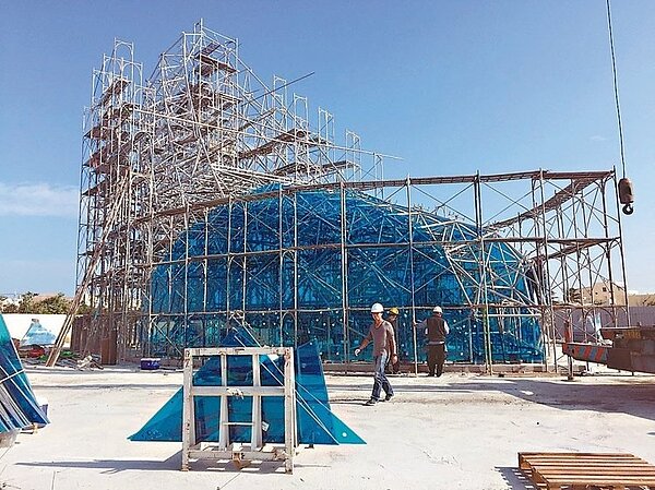 高跟鞋教堂開始安裝藍色玻璃,漸漸浮現設計圖樣。 (記者黃煌權/攝影)