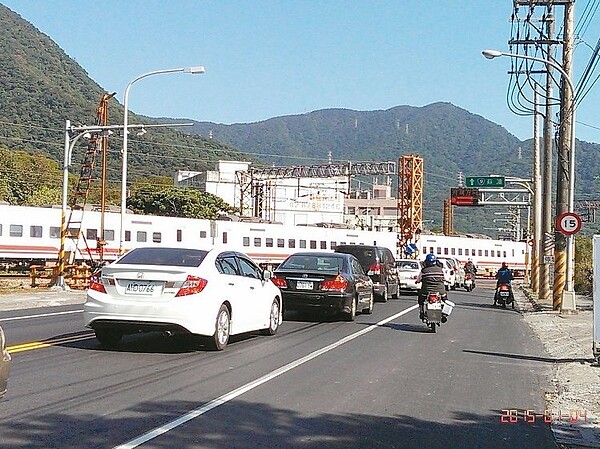 南澳平交道柵欄起降頻繁，造成蘇花公路回堵。 公路總局／提供