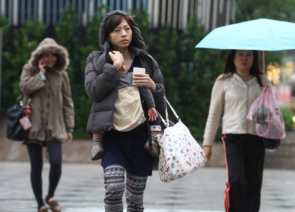 中央氣象局表示，鋒面今天入夜之後影響全台灣，各地都有機會出現大雨，下周將有另一波東北季風報到，氣溫將明顯變冷。( 記者陳柏亨／攝影)

