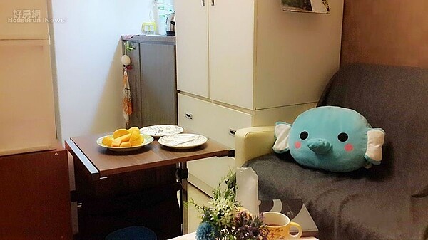 1. 燈光暖黃,格局、布置簡單而溫馨,沙發上的大象娃娃是成碧的寵物。