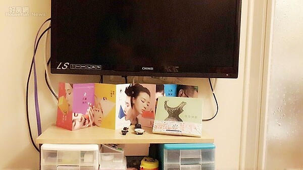 2. 電視機下的組合櫃是自己DIY而成,陳列成碧的詩集《悅染頑碧》及她參與文案部分的電影《相愛的七種設計》文宣品。