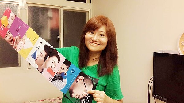 3. 成碧一身碧綠T,在自己的空間裡,神采飛揚地展示自己參與的電影文宣。