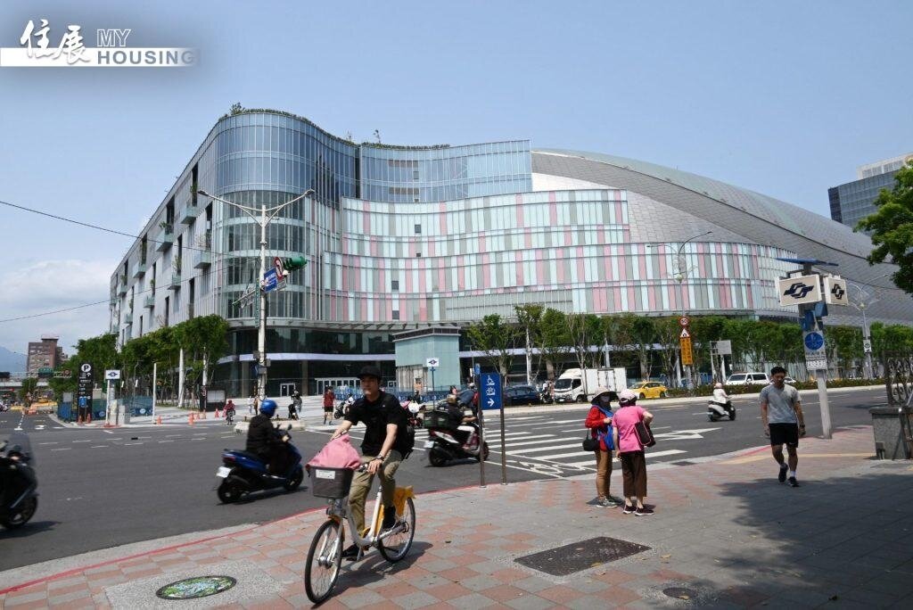 大巨蛋因為舉辦演唱會，不斷產生噪音、低頻震動及交通擁塞的情況，遭部分人士批評為嫌惡設施。