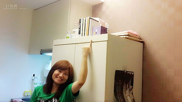 6. 善盡空間利用,連冰箱上方都放著一堆藏書。