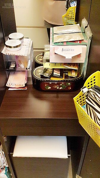 4. 保養品、小飾品都利用衣櫃裡的空間安適地躺放著,下方還藏著一組活動式椅子。