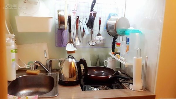 5.	廚房簡單實用，還有隱藏式抽油煙機，DIY鐵絲網來掛餐具，不需要再花空間放碗櫃。

