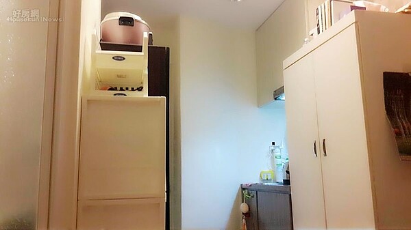 7. 浴室半透明門,可以增加空間感,又不至於一覽無遺。