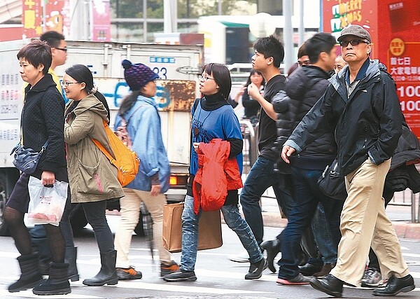 勞動部宣布,勞保投保薪資分級上限將由43,900元調高至45,800元,估計有213萬餘人受影響。 記者蘇健忠/攝影