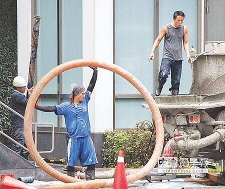 真薪酸勞動部長陳雄文說,經濟數據「看來沒改善」,加上行政作業程序,年底前不可能開會討論明年薪資調整,看來明年基本工資調漲恐無望。圖為建築工地的勞工辛勤地工作著。(本報資料照片)