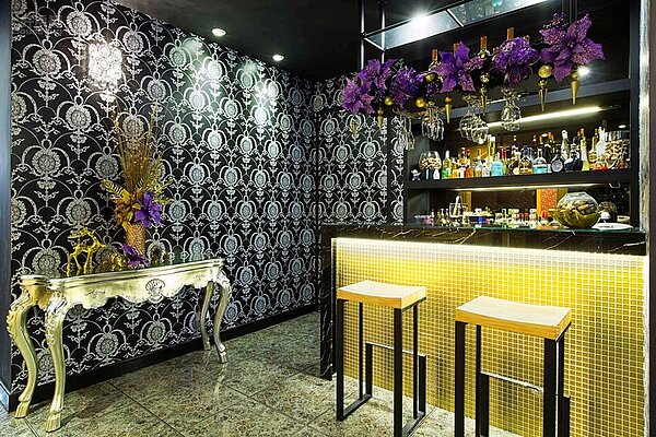 
3.	陳垣妧和老公最常待的吧台，有如Lounge bar。