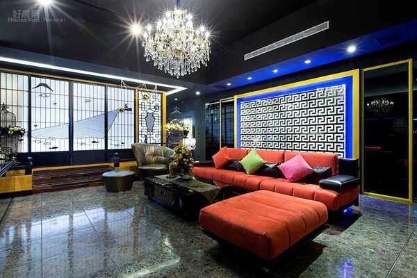 
2.	客廳採用黑色天花板，配上金色水晶燈，十足夜店風格。